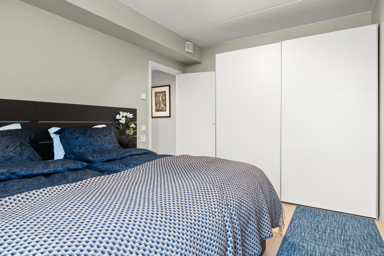 Hovedsoverommet med god plass til garderobe. Galleribilde