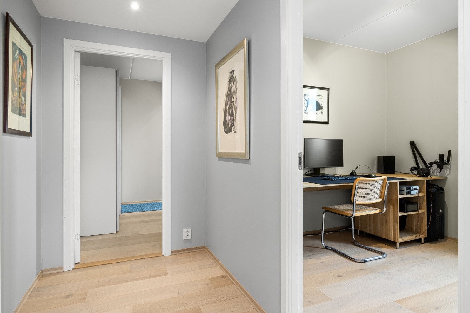 Romslig gang med plass for oppheng av ytterbekledning. Galleribilde