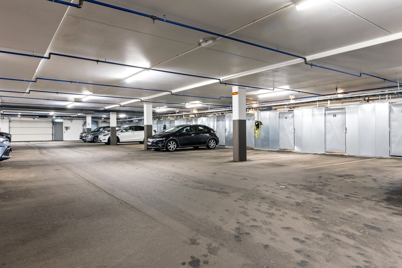 Parkeringsplass i felles kjeller. Galleribilde