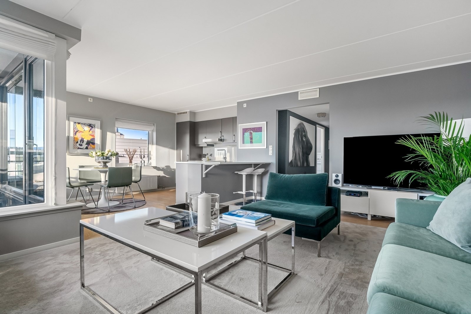 Det er god plass til sofagruppe med tilhørende møblement. Galleribilde