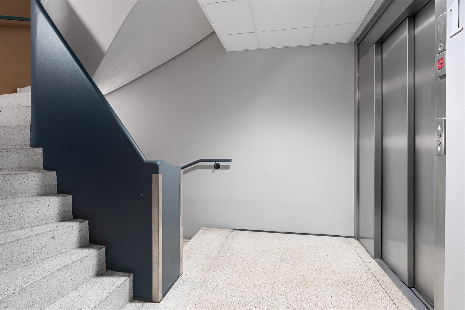 Fellesarealer - trappeløp og heis. Galleribilde