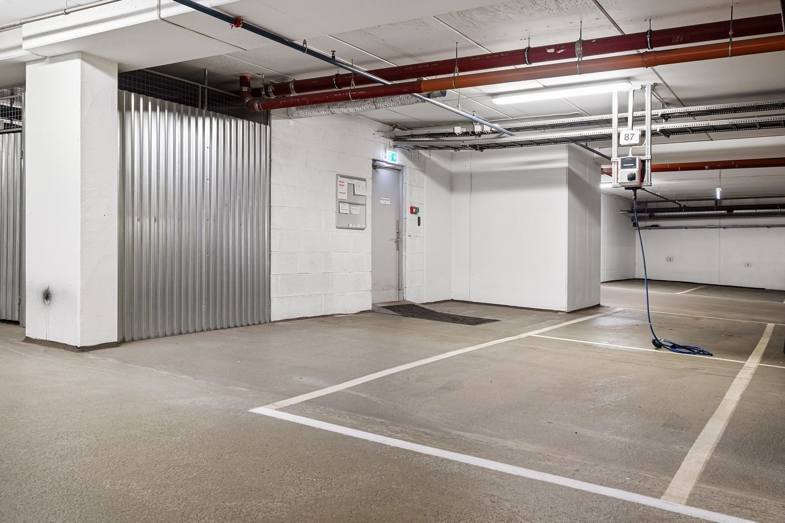 Leiligheten har bruksrett til parkeringsplass 87. Det er installert elbillader. Galleribilde