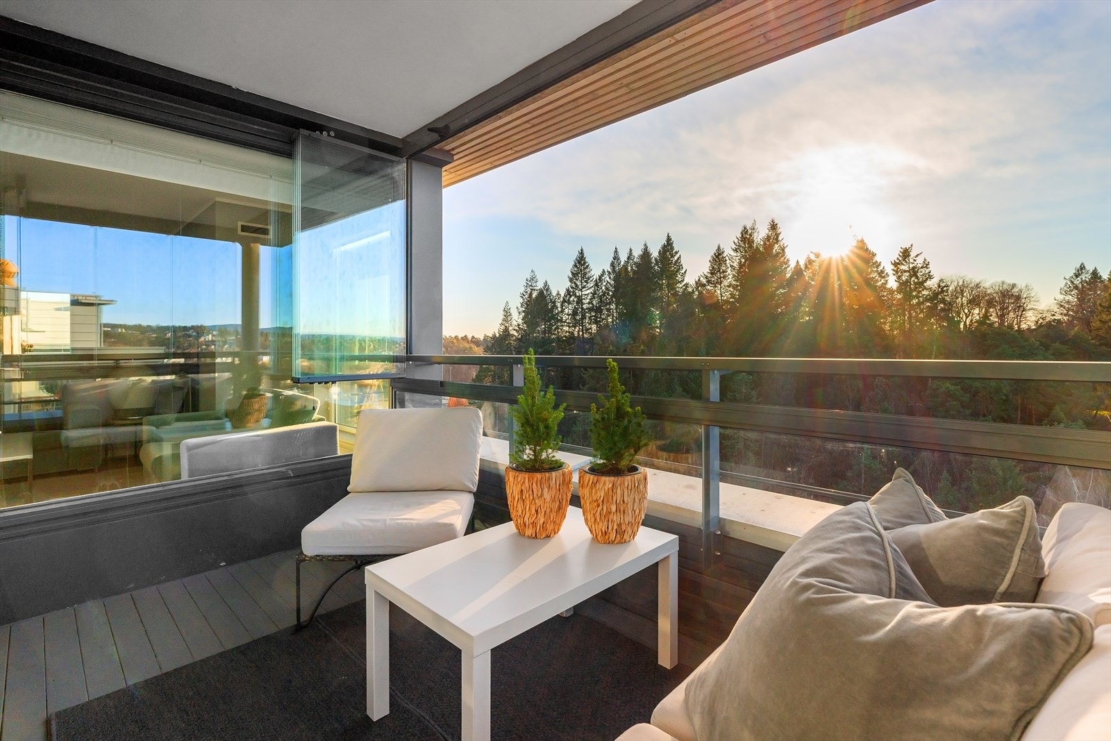 Det er god plass til sittegruppe og grill på balkongen. Galleribilde