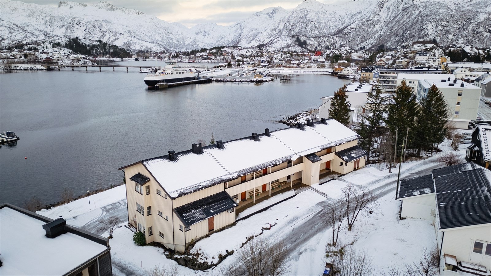 Suveren beliggenhet like ved sjøen Galleribilde