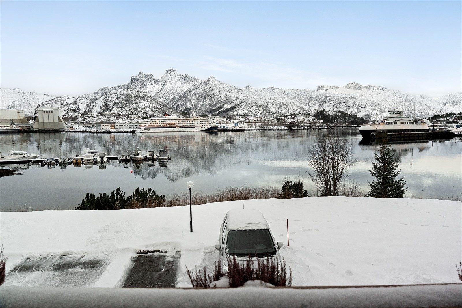Suveren utsikt mot sjøen, fjellene og fergeleiet Galleribilde