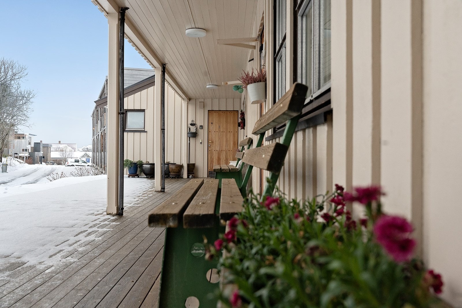 Inngangsparti med morgen og formiddagssol Galleribilde