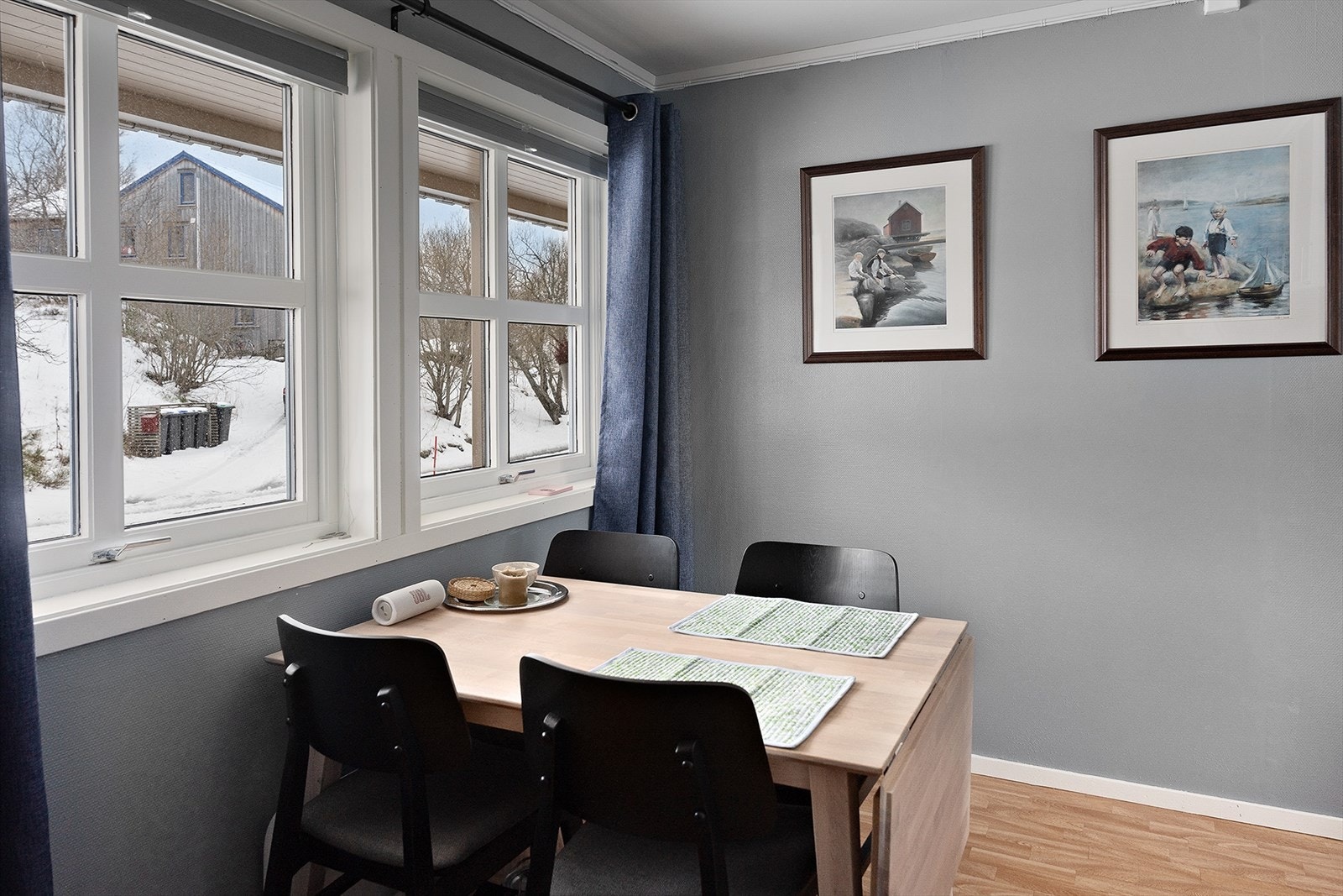 God plass til spisebord på kjøkkenet Galleribilde