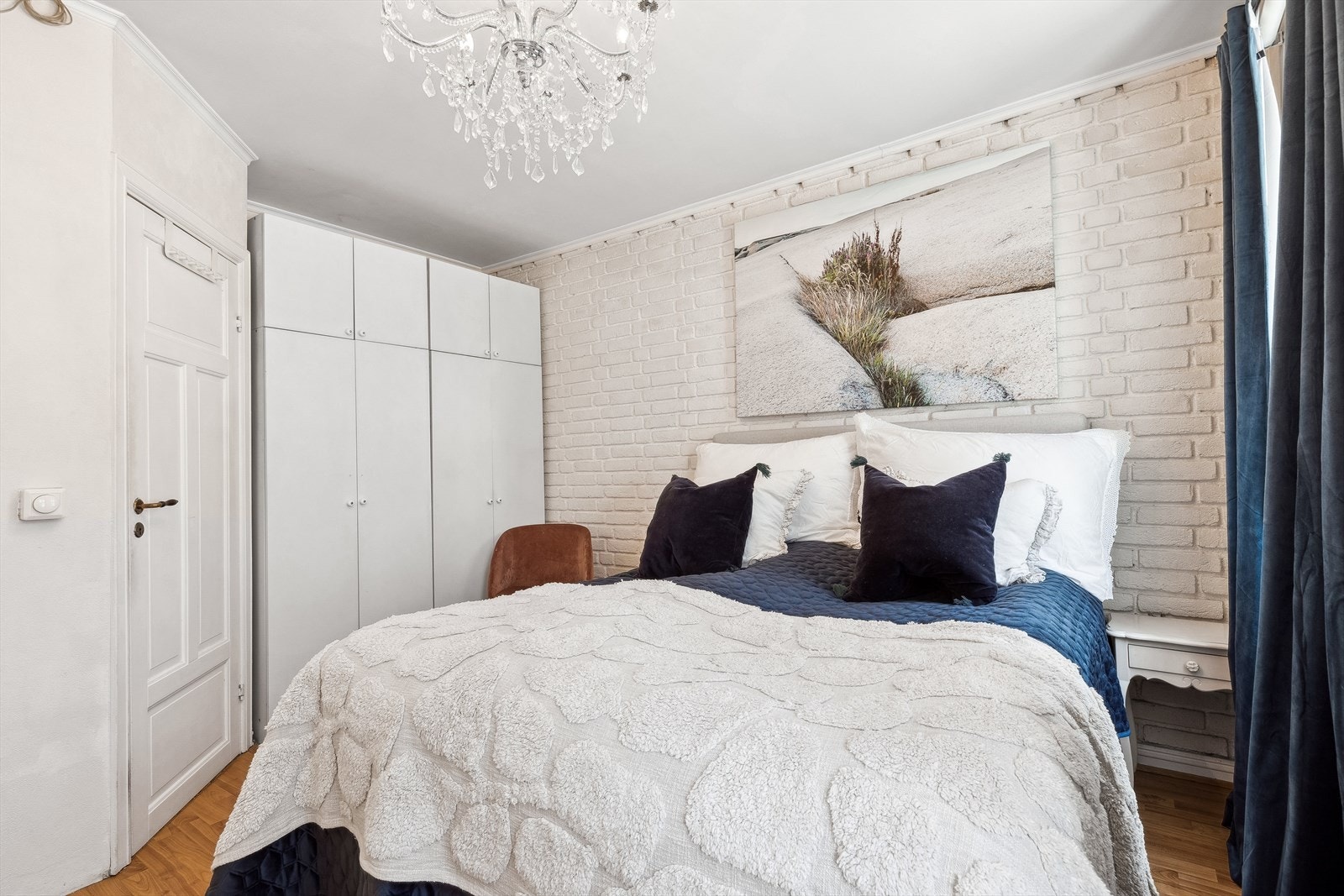 Midtplassert seng og ellers godt med gulvareal gir en "master bedroom" følelse Galleribilde