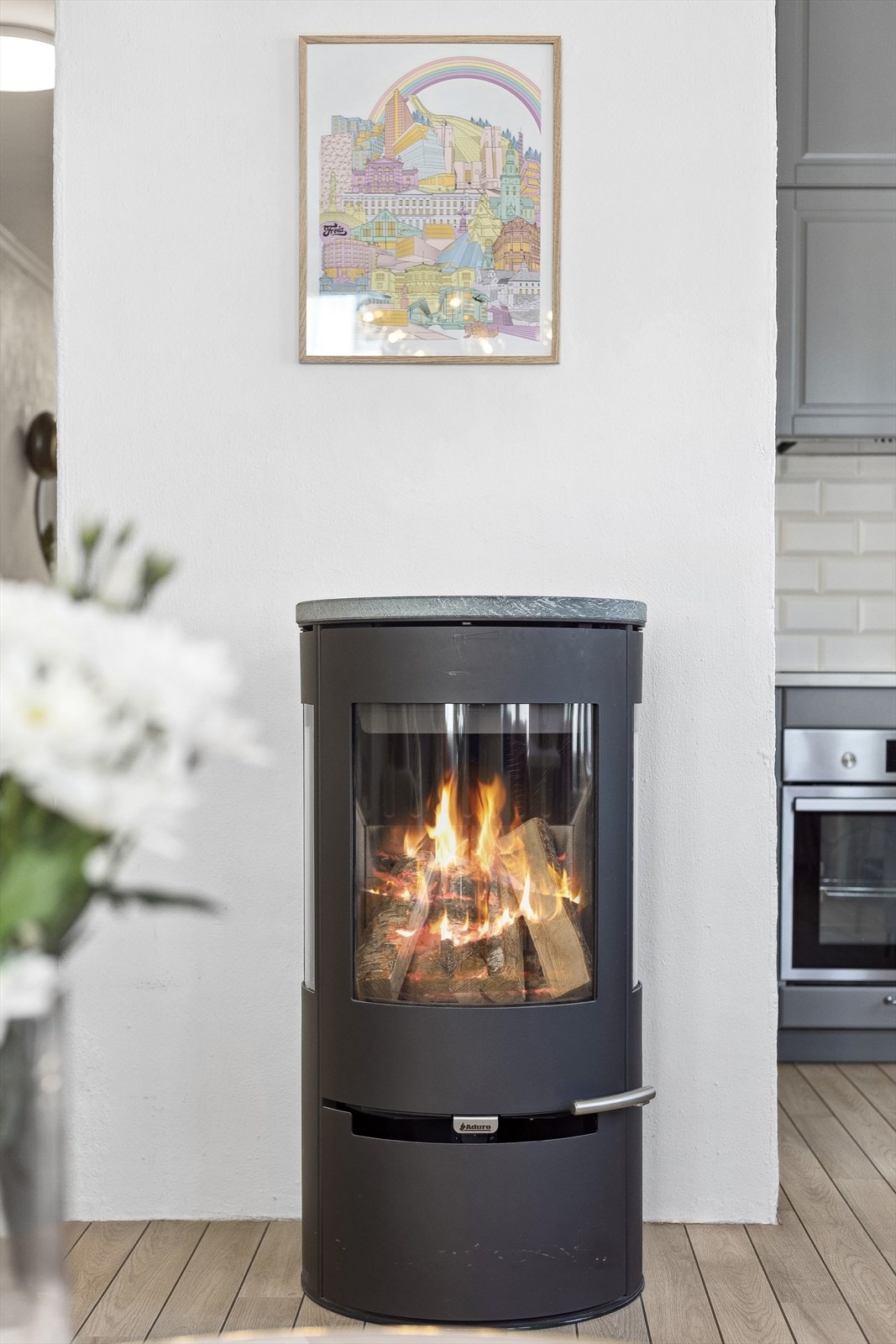 Ny peisovn installert i 2022 holder strømregningene lave under vinterhalvåret og setter en lun stemning Galleribilde