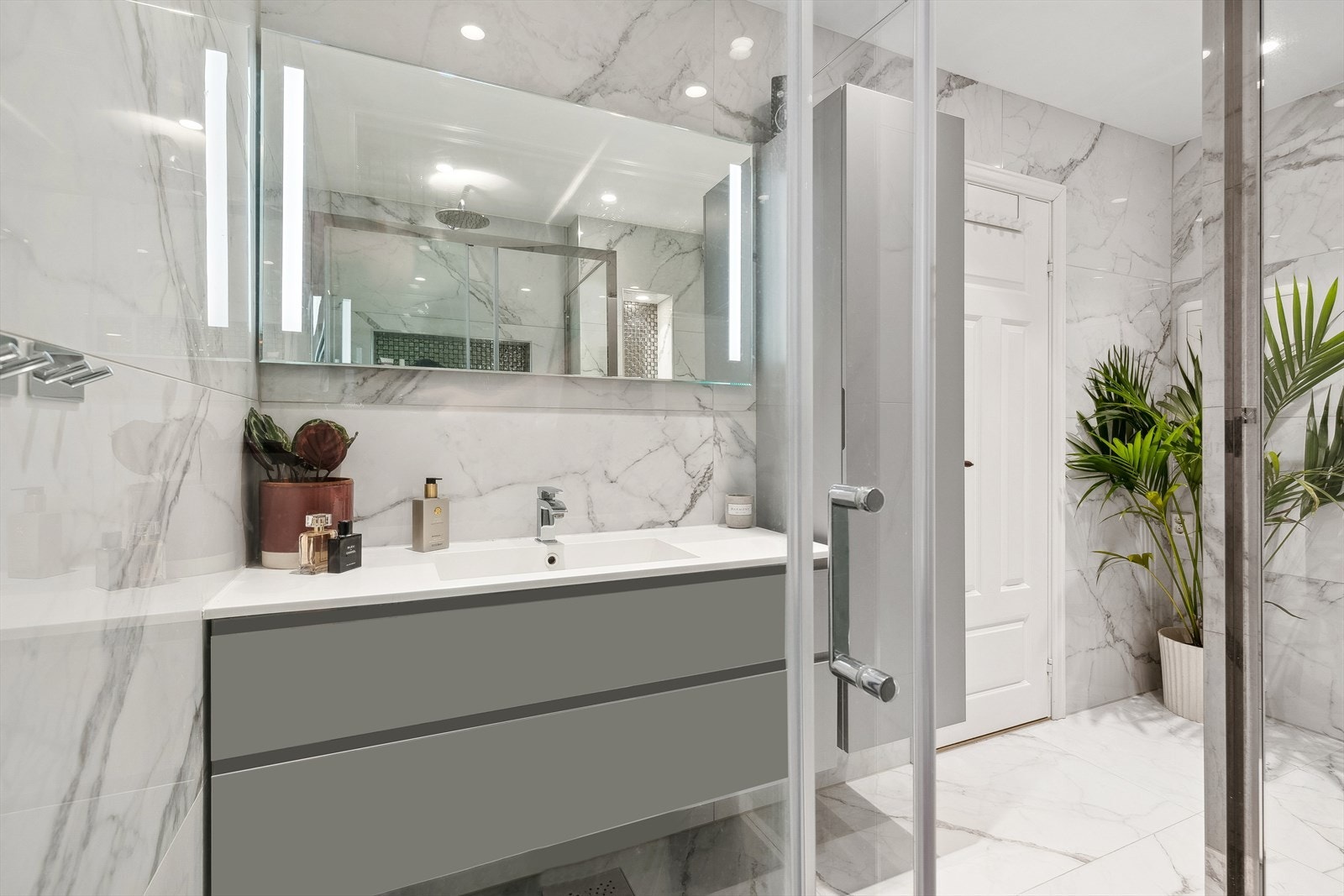 Baderommet er av god størrelse og har rikelig med oppbevaringsplass Galleribilde