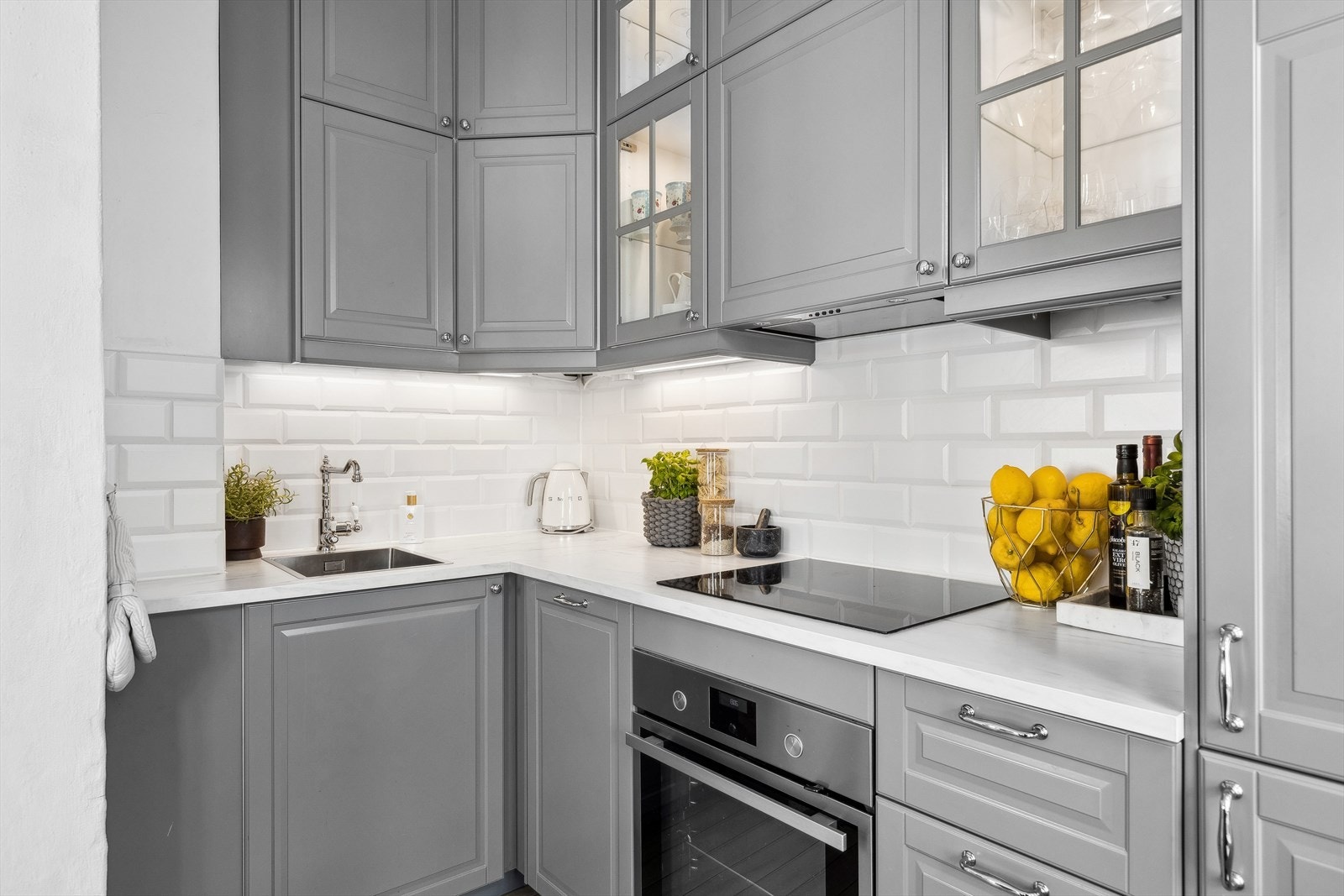 Her får du rikelig med oppbevaringsplass og store arbeidsflater. Galleribilde