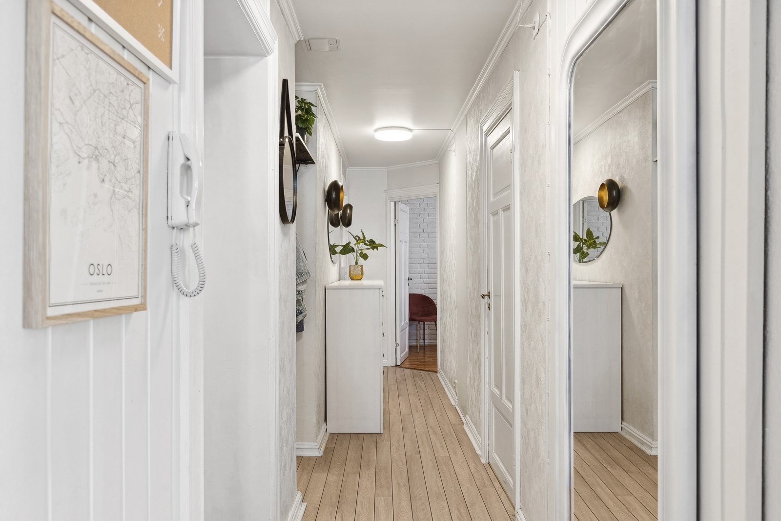 Nisje med flere knagger, hattehylle og plass til skohylle, samt 2 kommoder(garderobeskap hvis ønskelig) til ekstra oppbevaring Galleribilde