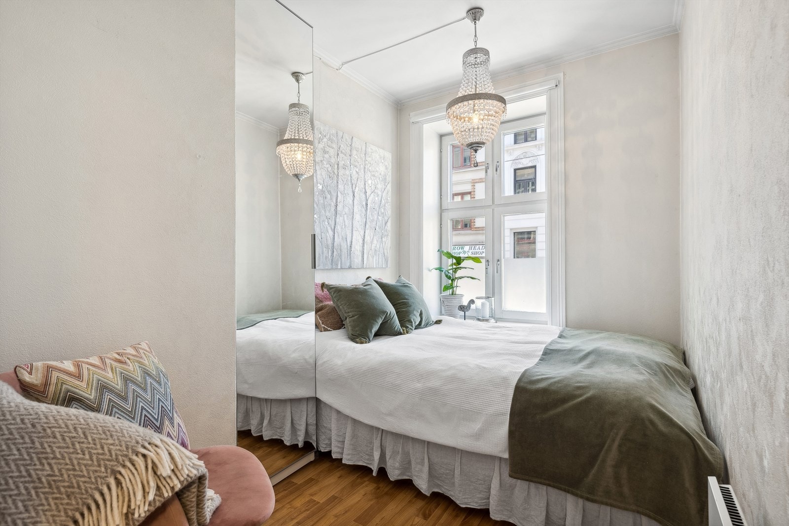 Soverom 1. Gjesterom, barnerom eller et romslig kontor. Vinduskarm får en ekstra funksjon og fungerer fint som nattbord Galleribilde