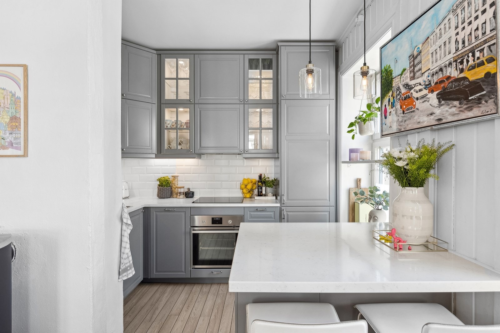 Kjøkkenet er av god størrelse, og kjøkkenøy gir både rom for lagring og sosialisering med gjester Galleribilde