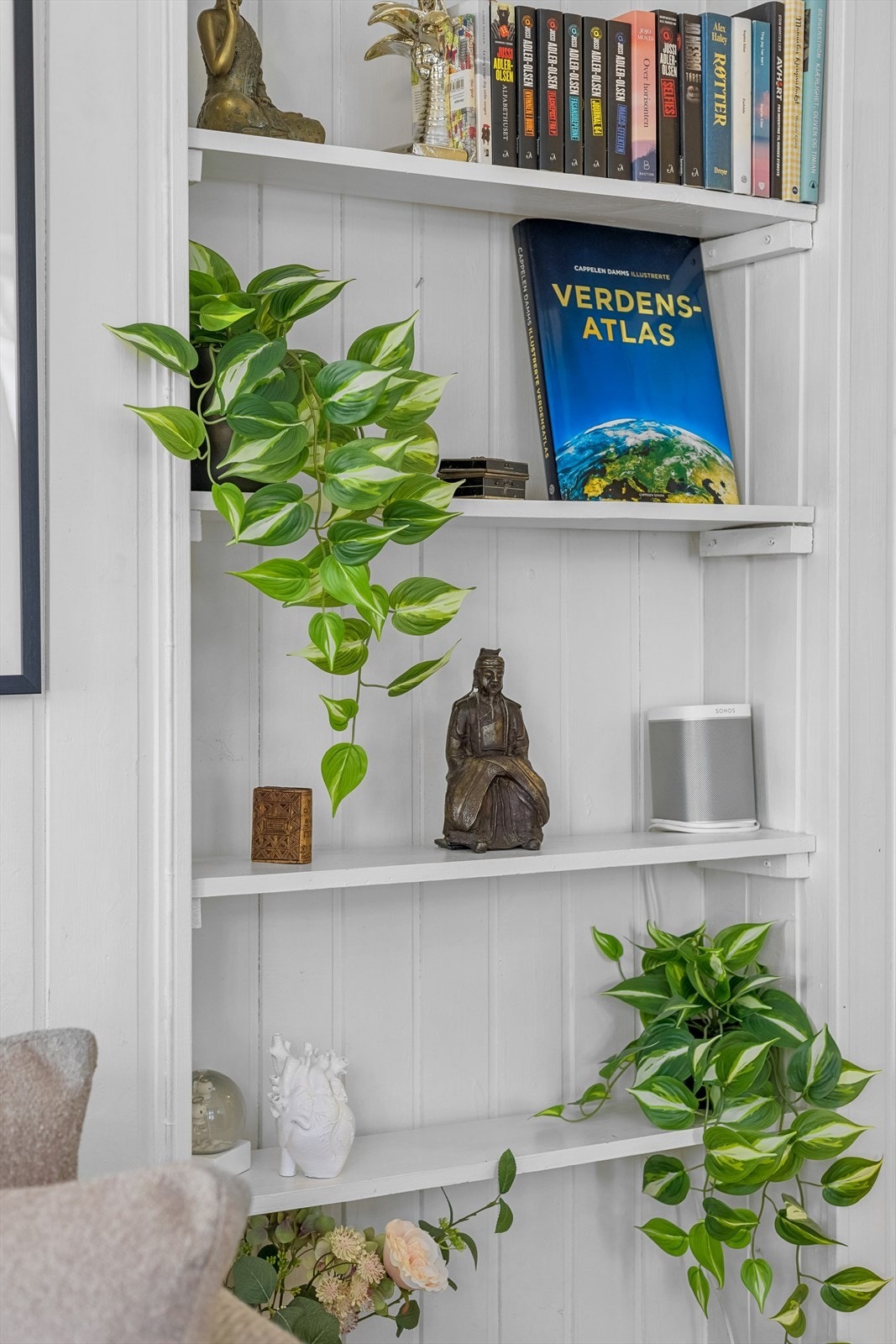 Nisjen i stuen har flere bruksmuligheter og er et fint substitutt til garderobeskap Galleribilde