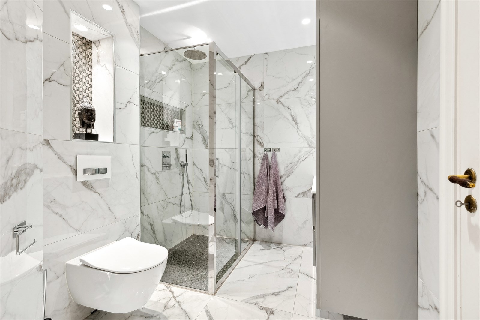 Stilrent baderom fra 2019 er gjort i en delikat og moderne stil Galleribilde