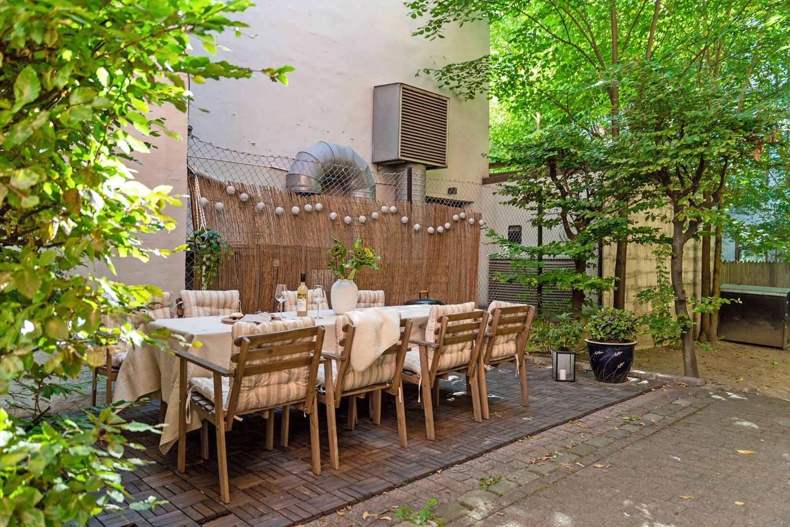 I bakgården sitter du i stille og frodige omgivelser, og får god plass til et større selskap. Galleribilde