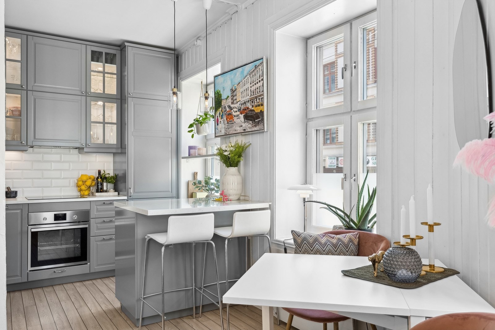 Moderne Ikea kjøkken fra 2017 med integrerte hvitevarer Galleribilde