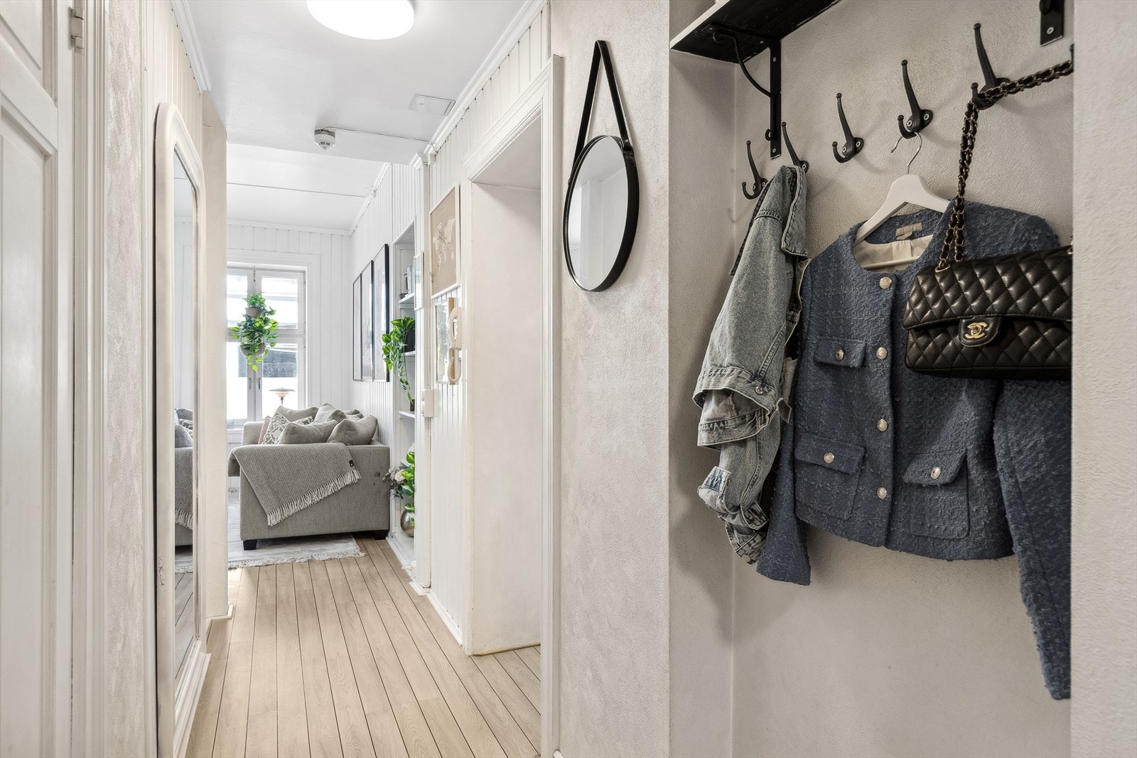 Velkommen inn til en romslig entré med gode oppbevaringsmuligheter Galleribilde