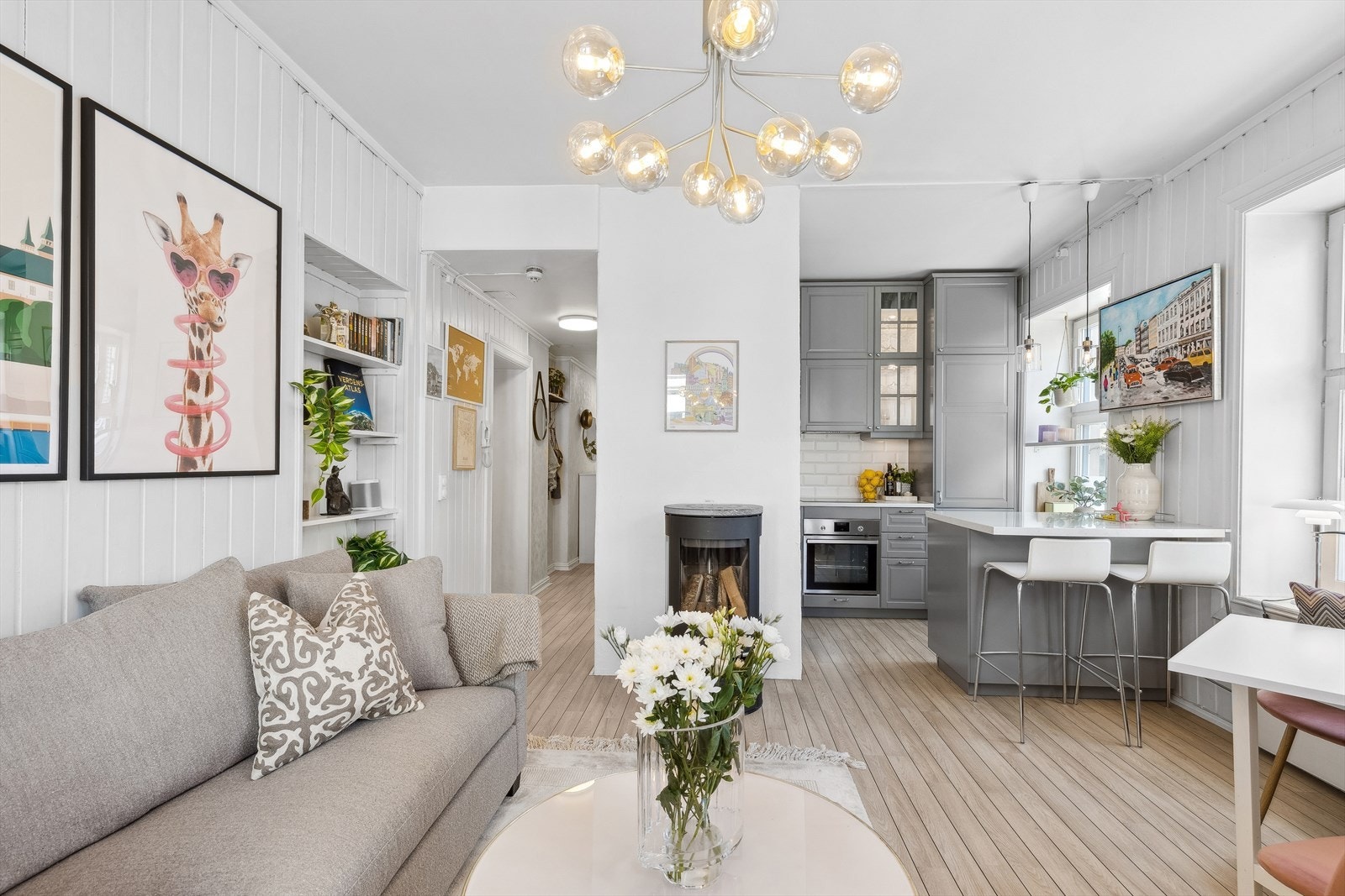 Stuen oppleves svært romslig og byr på flere innredningsmuligheter Galleribilde