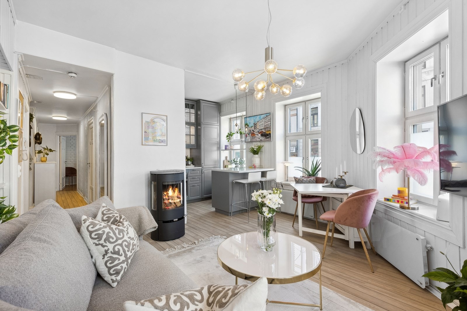 Stuen og kjøkkenet er gjort i en åpen løsning, men deles naturlig inn i to soner ved bruk av kjøkkenøy Galleribilde