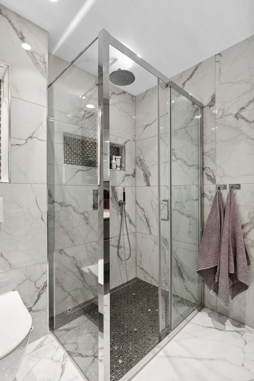 Svært lukrativ og stor dusjsone med innfeldt hylleløsning Galleribilde