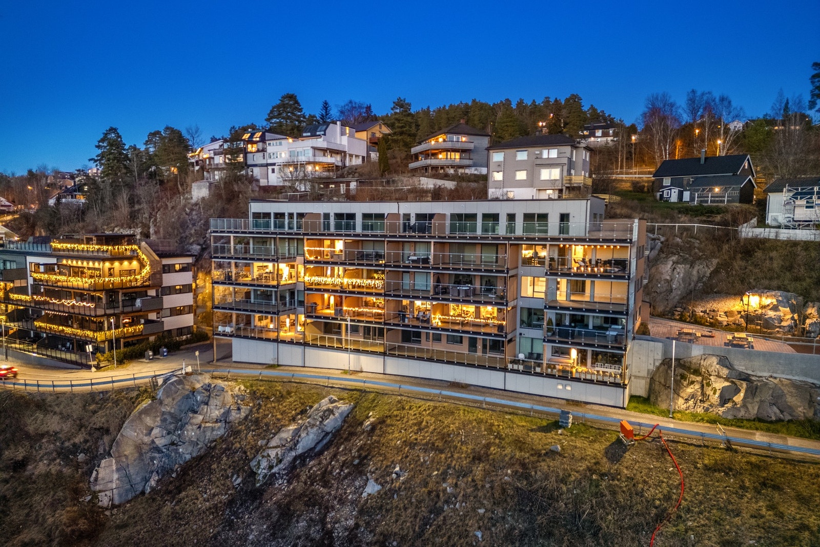 Kongslia Panorama ligger i et landlig og sentralt boligområde på Langhus i Nordre Follo kommune. På tross av sin landlige beliggenhet er det kort vei til påkjøringen til E6 og god offentlig kommunikasjon til blant annet Oslo med buss og tog. Galleribilde