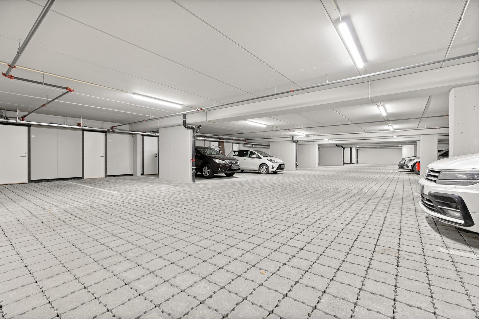 Leiligheten disponerer en parkeringsplass i kjelleren med en sportsbod. Galleribilde