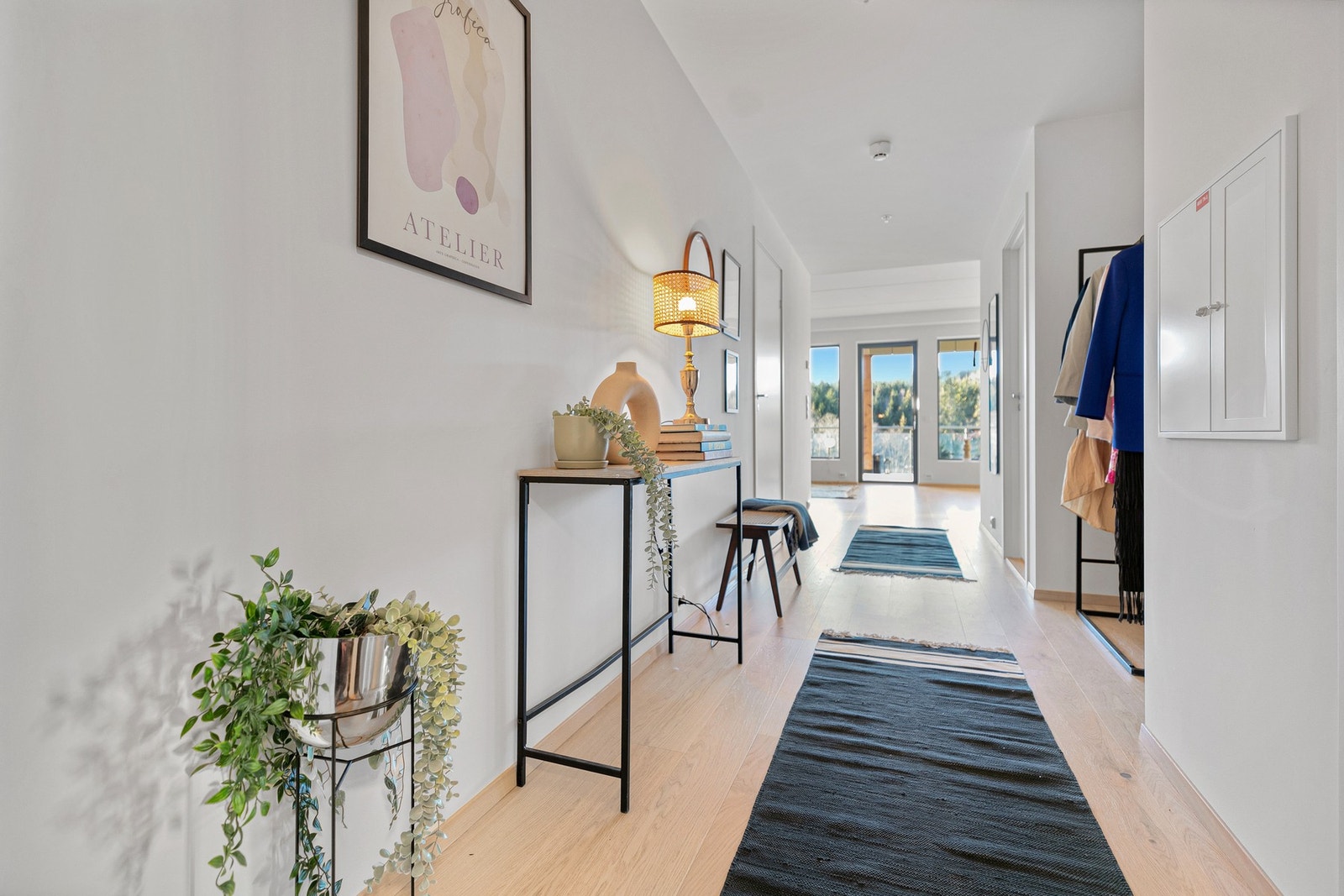 Entréen har en naturlig tilknytning til boligens øvrige rom. Galleribilde