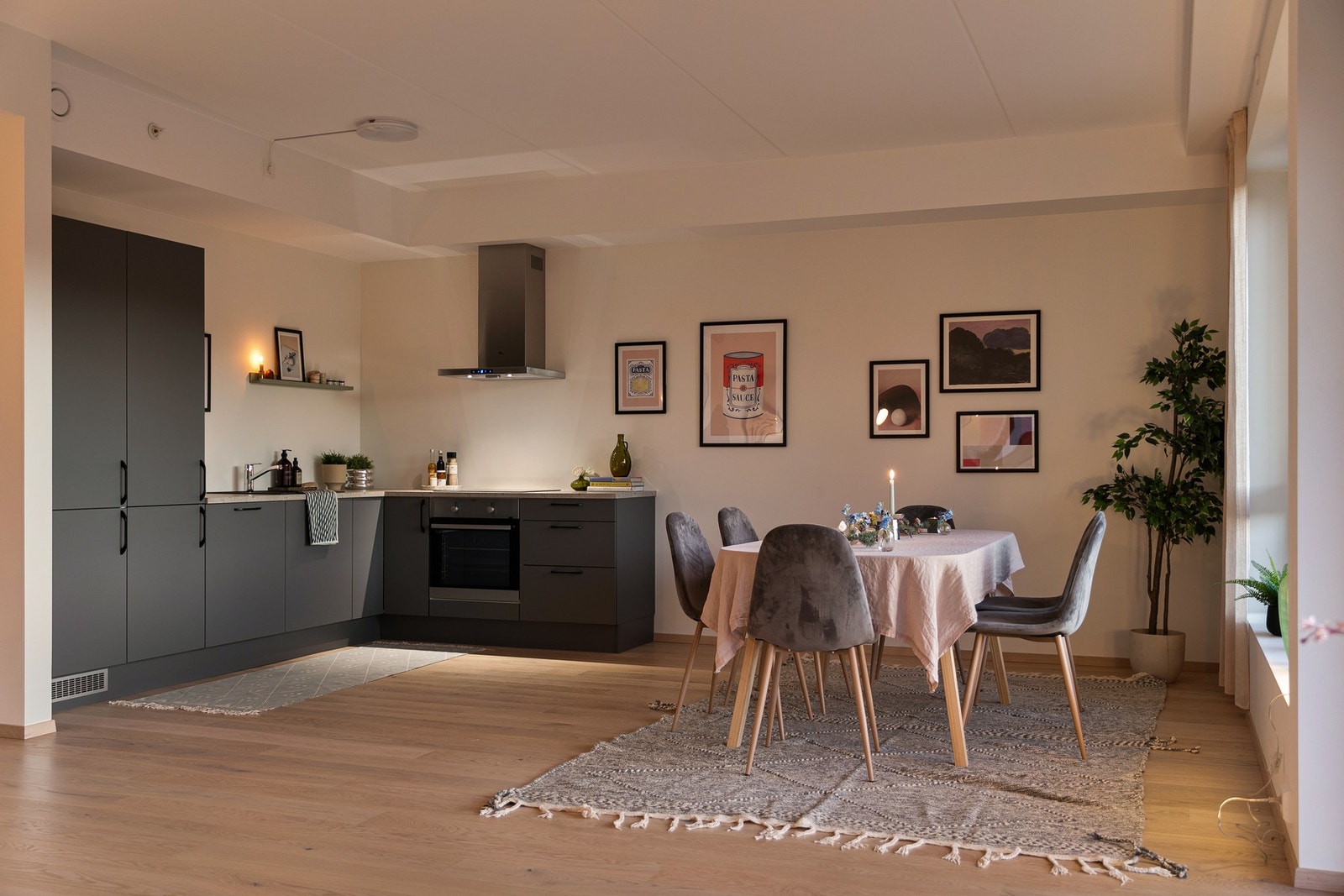 Den åpne løsningen mot stuen skaper en sosial atmosfære, perfekt for hyggelige middager eller rolige kvelder. Galleribilde