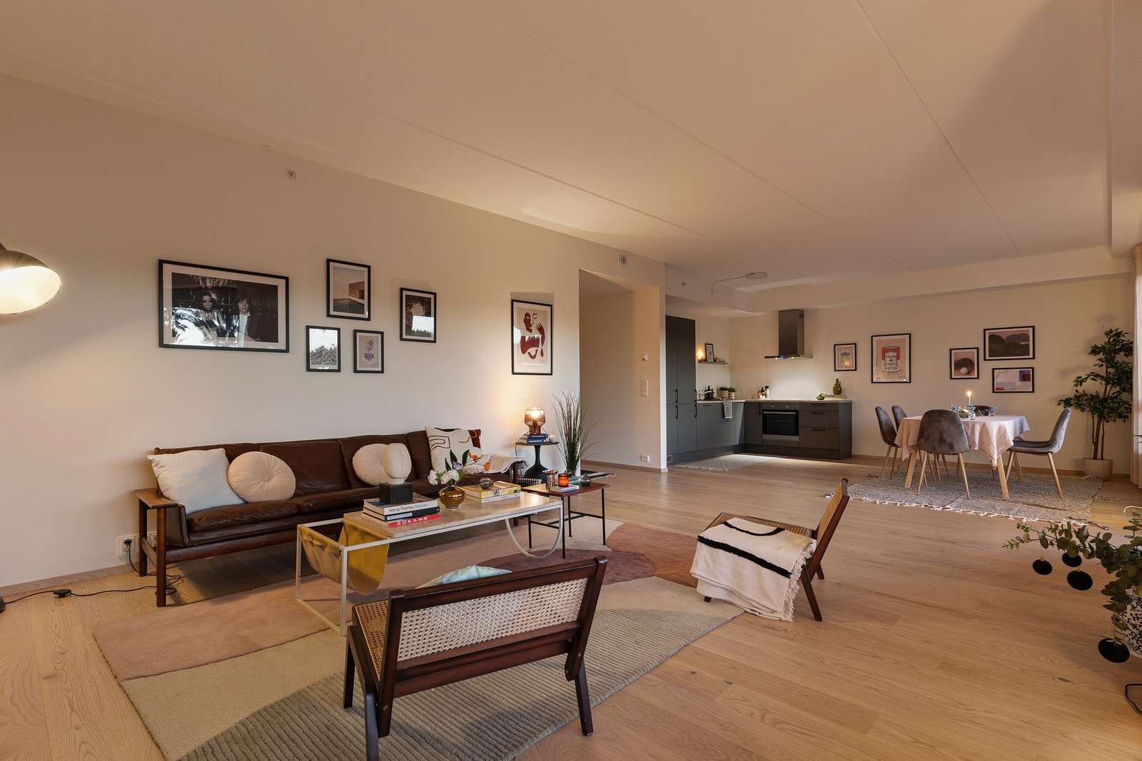 Når kvelden senker seg, blir stuen lun og innbydende. Galleribilde