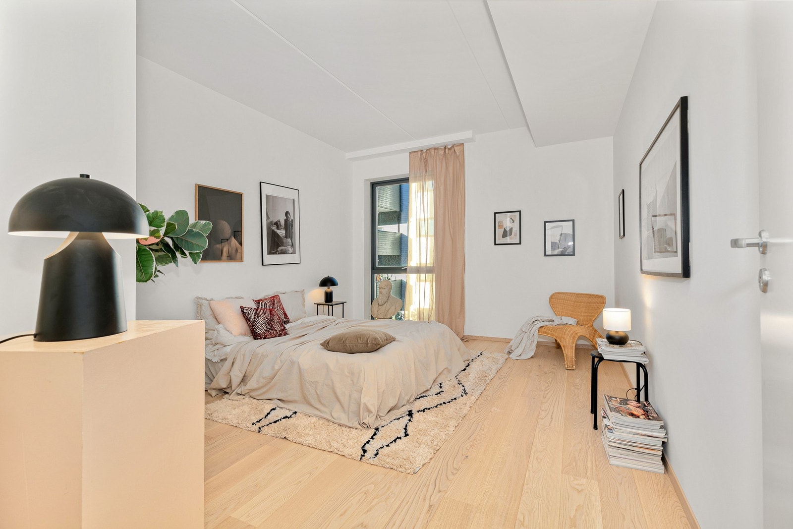 Boligen byr på to luftige soverom. Hovedsoverommet byr på god plass til dobbeltseng, nattbord og garderobe. Galleribilde