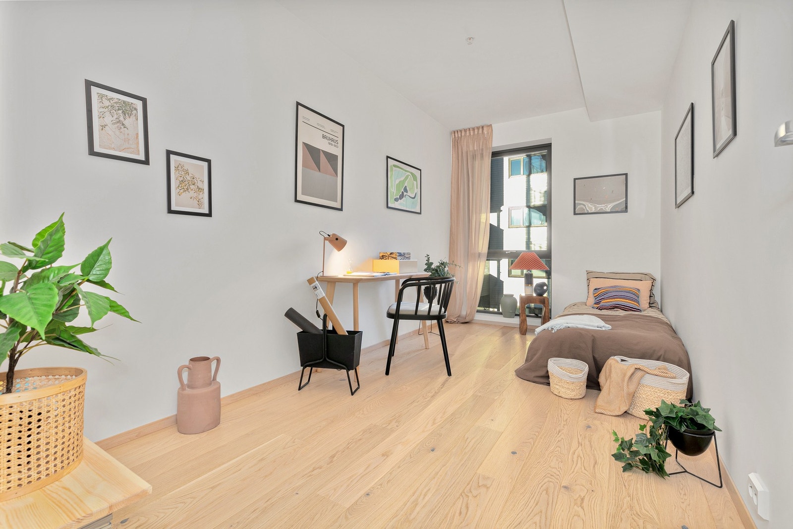 Soverom nr. 2 er sjenerøs i størrelse. Gulvene er belagt med enstavs eikeparkett, mens de hvitmalte veggene skaper en lys og harmonisk atmosfære. Galleribilde