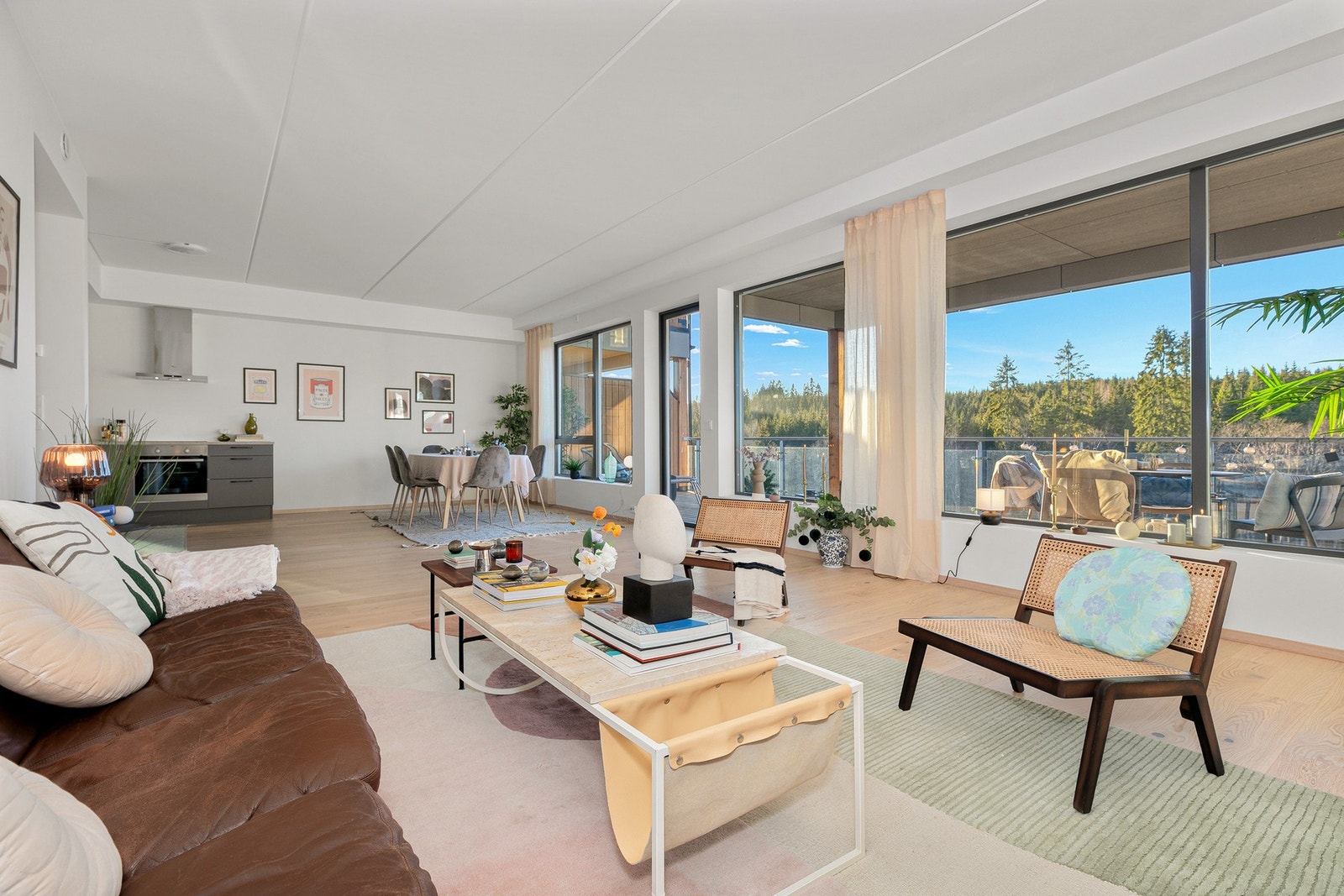 Sjekk ut denne flotte stuen! Stuen imponerer med enstavs, hvitpigmentert eikeparkett og hvitmalte vegger som skaper et moderne og stilrent uttrykk. Galleribilde