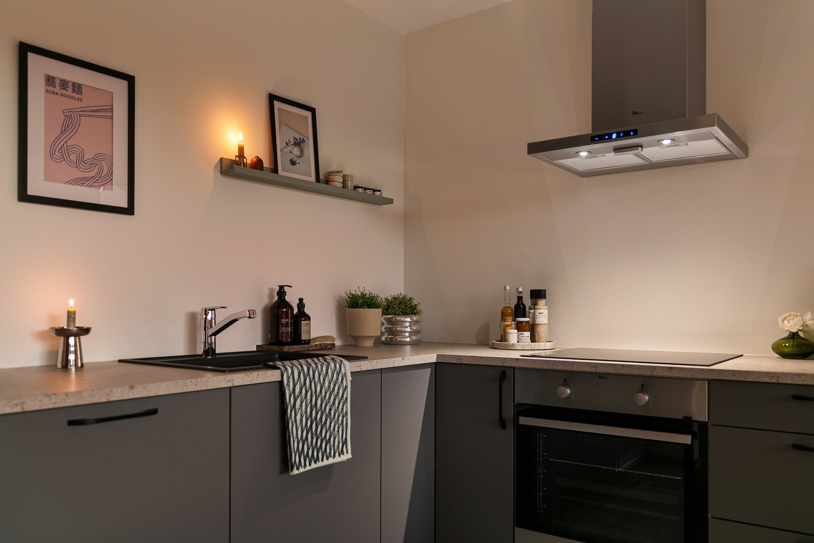 Kjøkkenet byr på et moderne og praktisk design, mens det lune lyset gir rommet en ekstra koselig følelse. Galleribilde