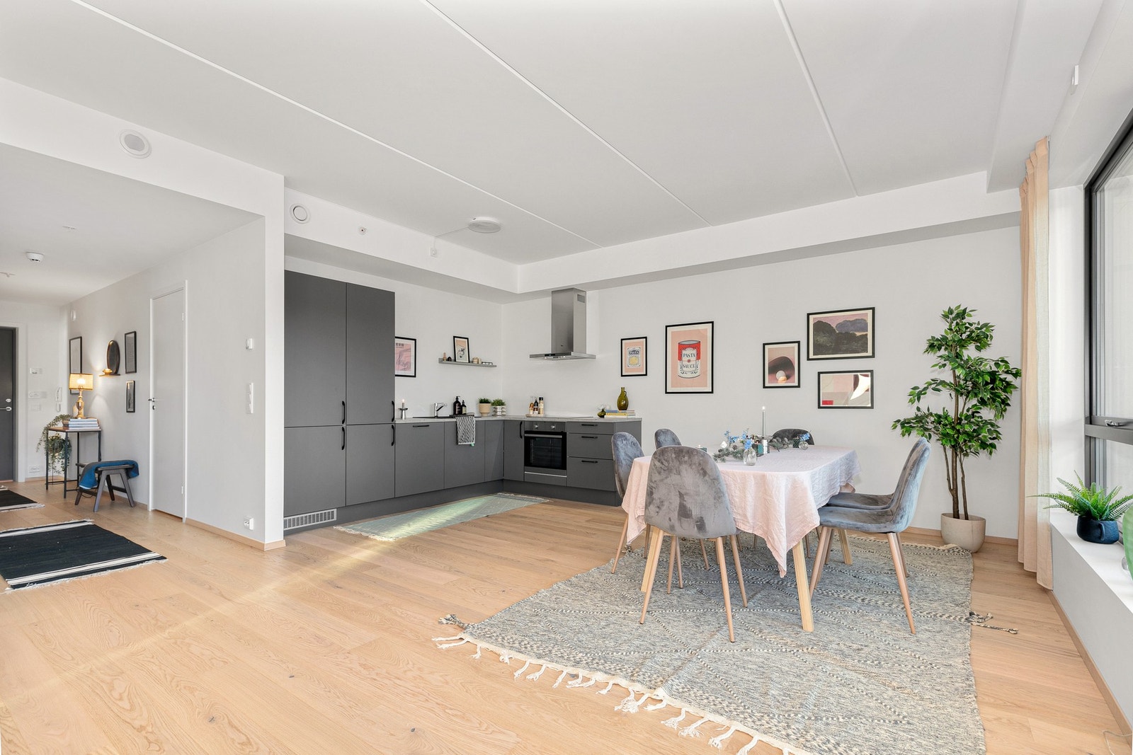 Kjøkkenet ligger i en åpen og sosial løsning til stuen, ideelt for å varte opp gjester. Her finner du en elegant innredning fra Designa. Galleribilde