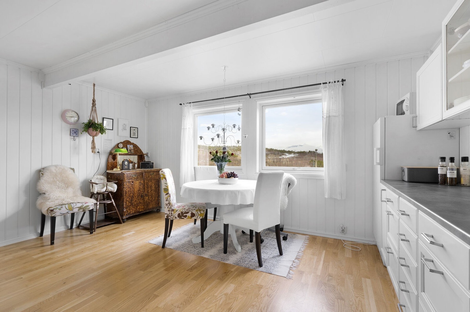 God plass til spisebord på kjøkkenet Galleribilde