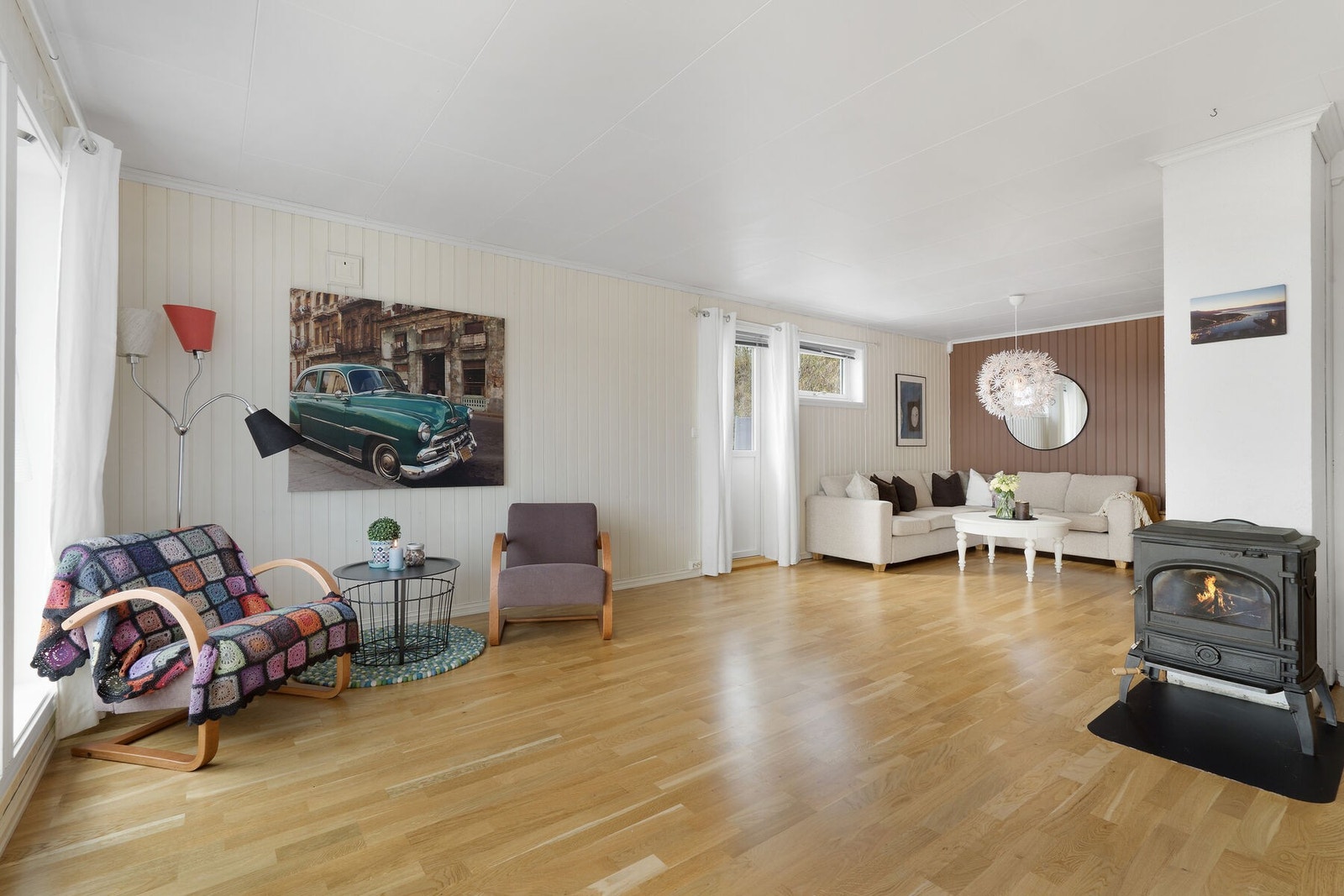 Stuen er romslig med god plass til ønsket møblement Galleribilde