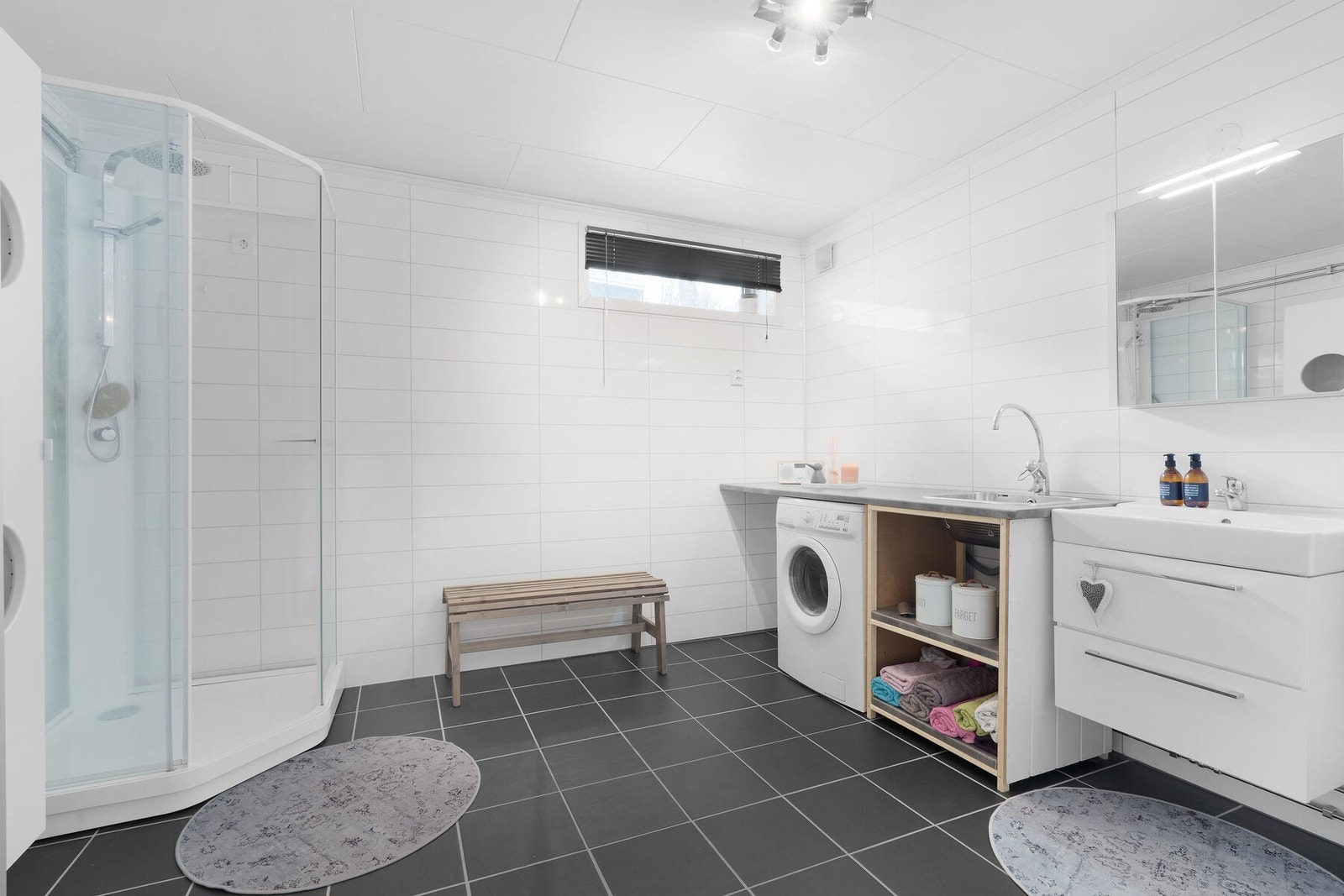 Stort og praktisk bad i underetasjen Galleribilde