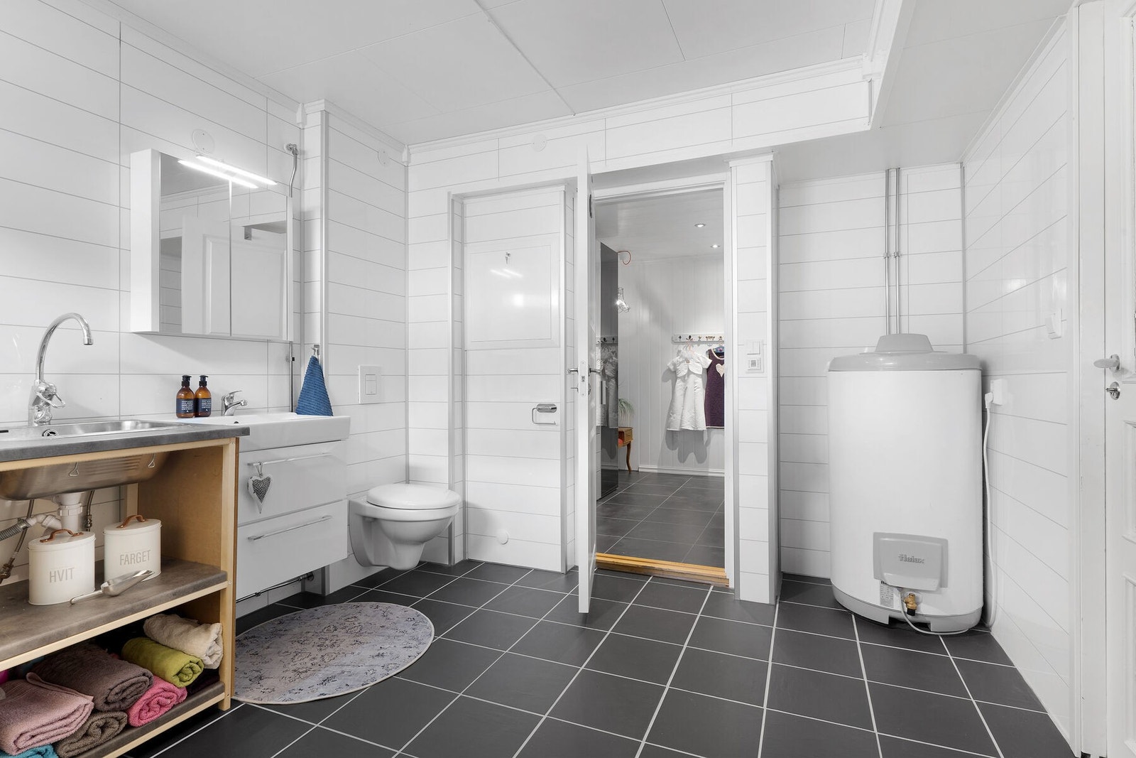 Badet er oppgradert med tidsriktige overflater og innredninger Galleribilde