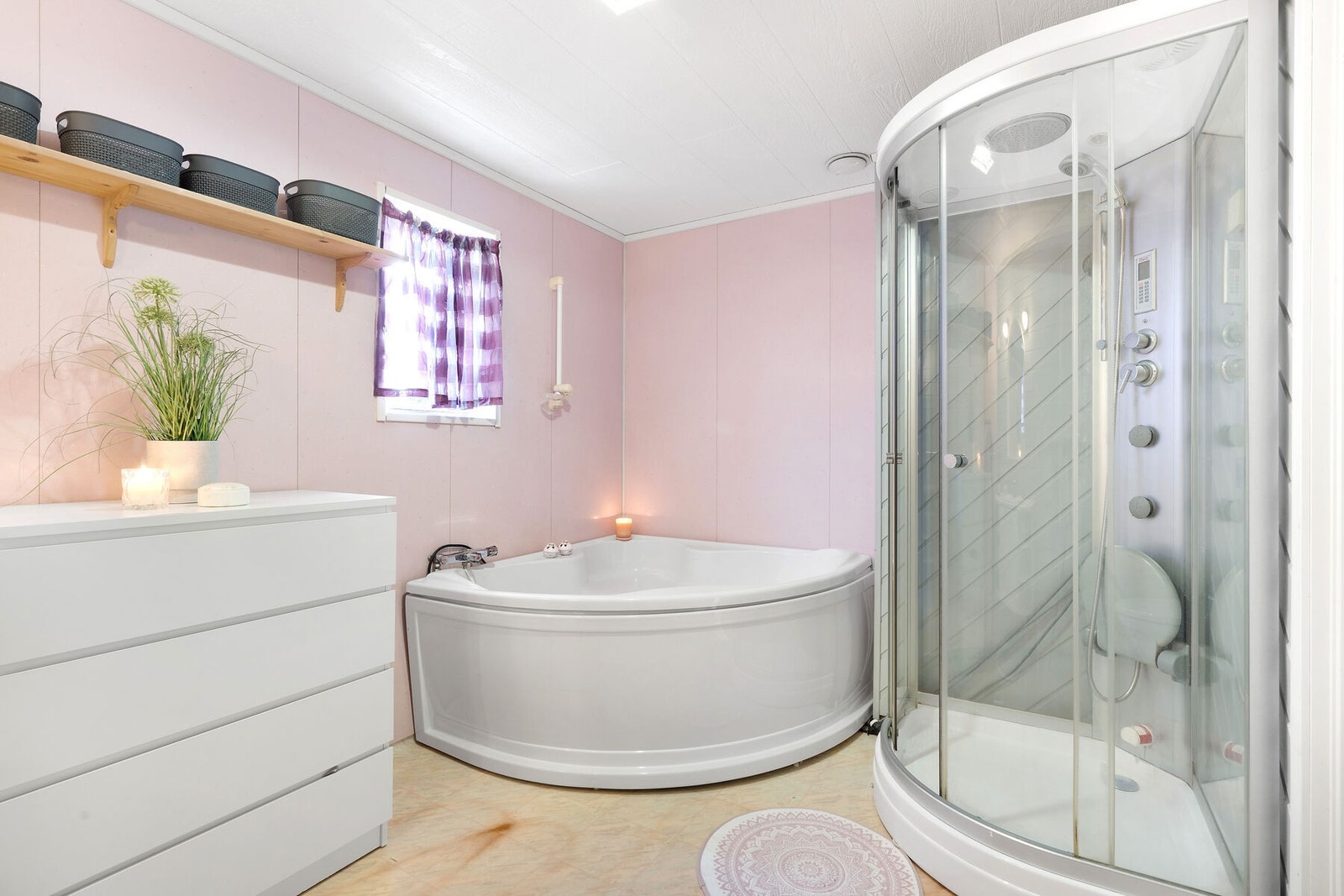 Her er det både badekar og dusjkabinett Galleribilde