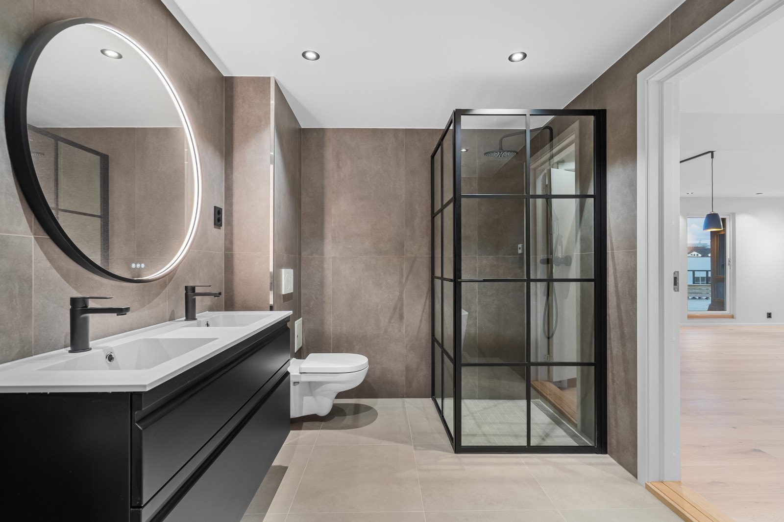 Her er det både badekar og dusjhjørne. Galleribilde