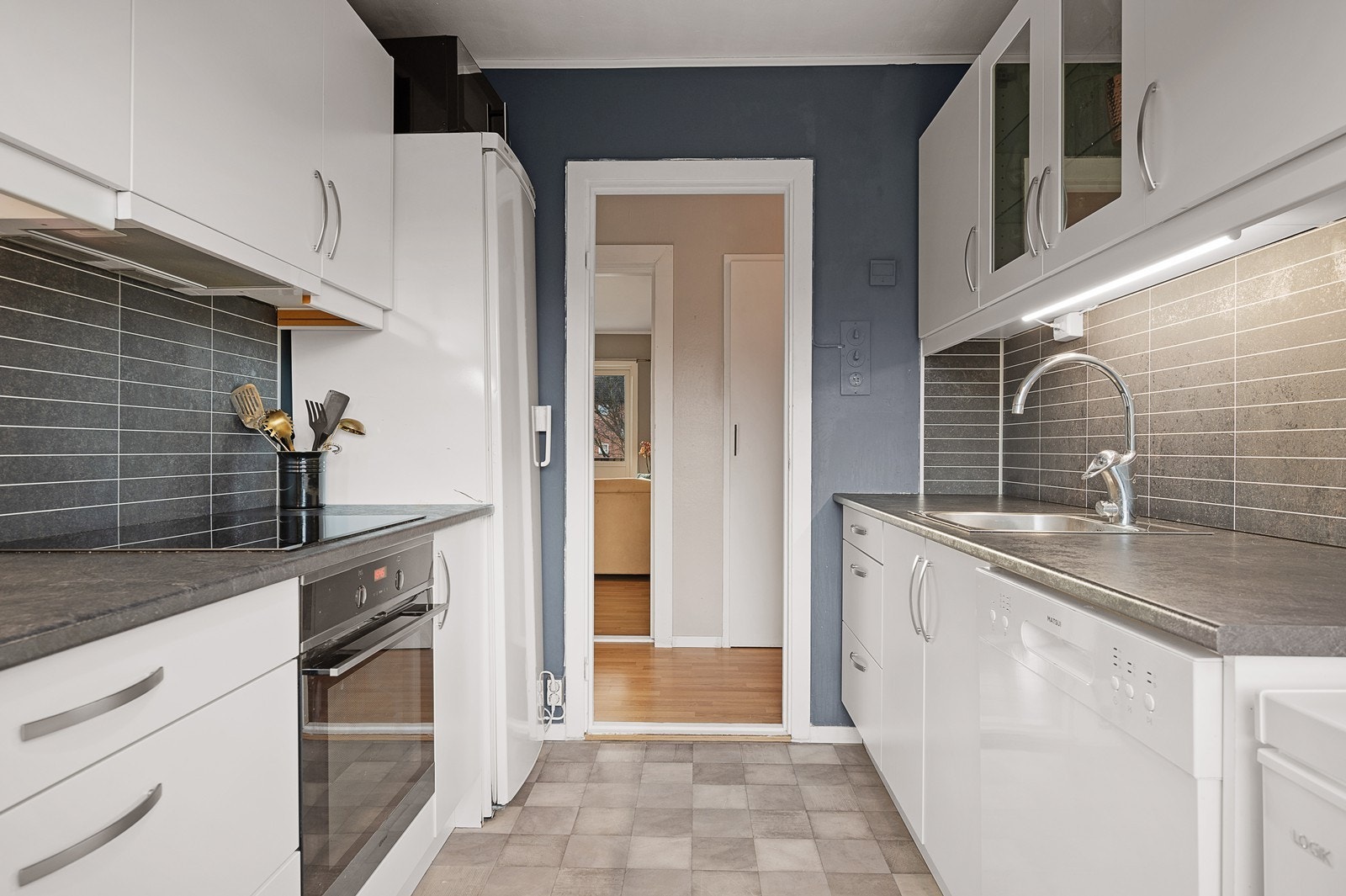 Kjøkkeninnredning i slette fronter. Oppvaskmaskin medfølger salget. Galleribilde