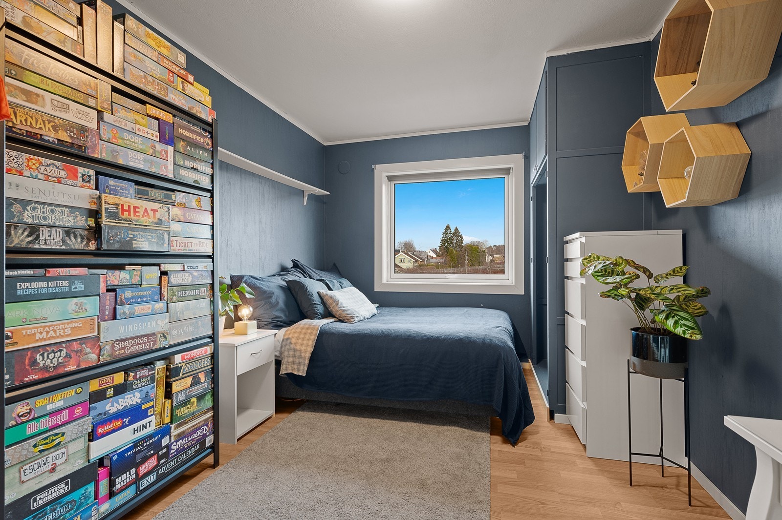 Hovedsoverom har god størrelse med plass til dobbeltseng og garderobeskap. Galleribilde