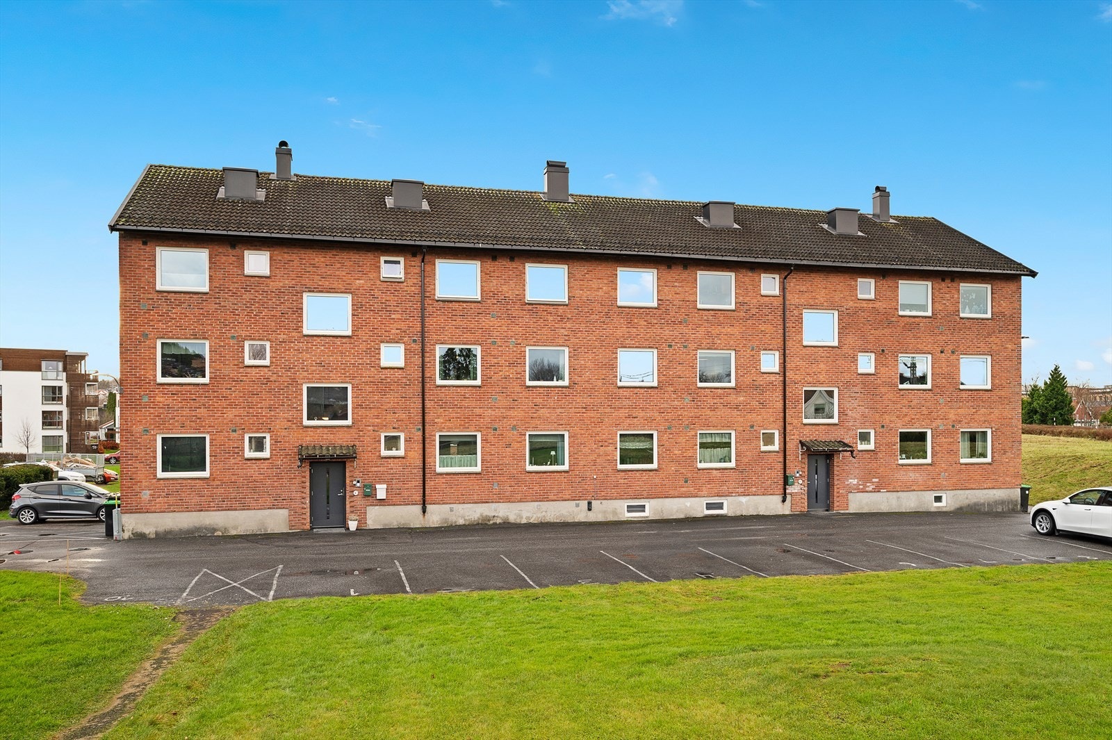 Parkering ved inngang. Galleribilde