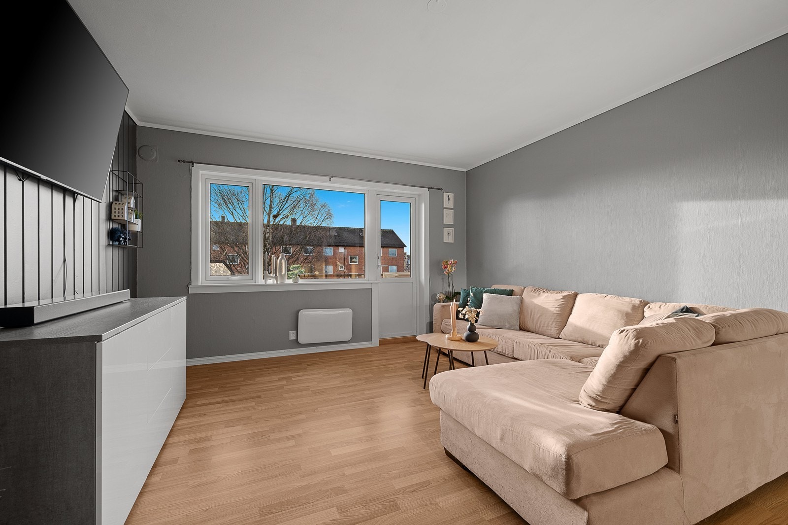 Direkte utgang til sørvestvendt balkong fra stue. Galleribilde