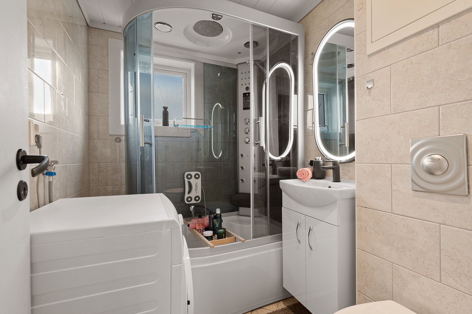 Badet ble pusset opp i regi av borettslaget i 2007. Dusjkabinett med steam og massasje, speil med lys og opplegg til vaskemaskin. Galleribilde