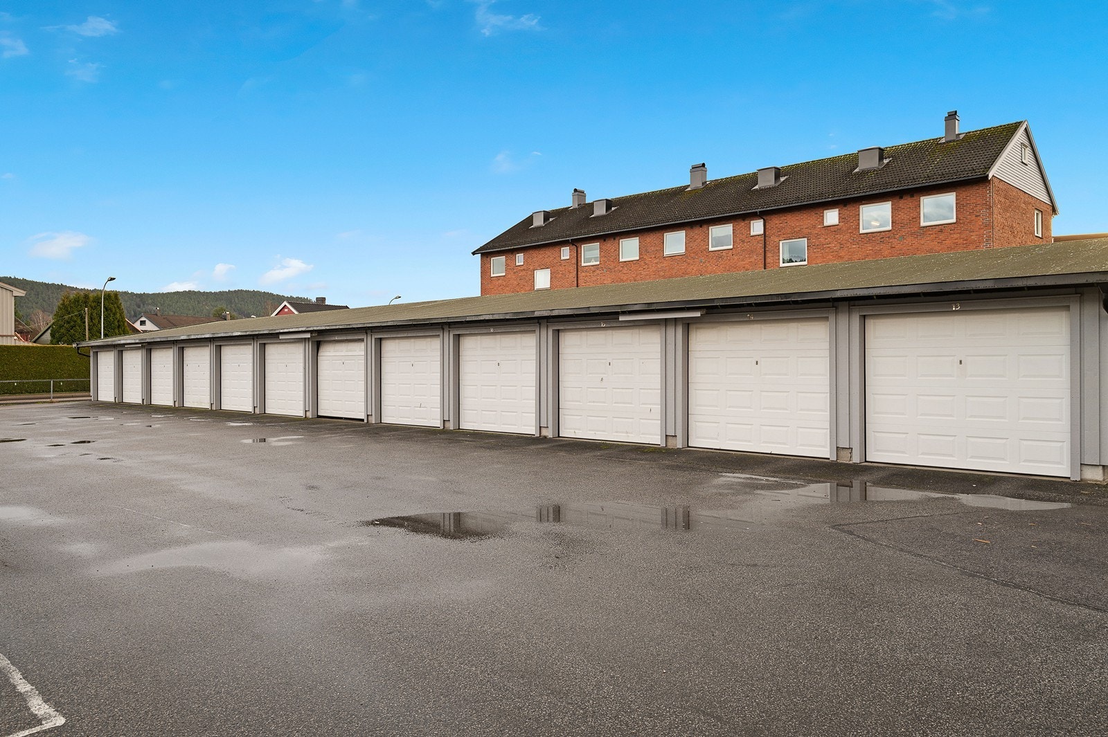 Garasjer som tilhører borettslaget. Galleribilde