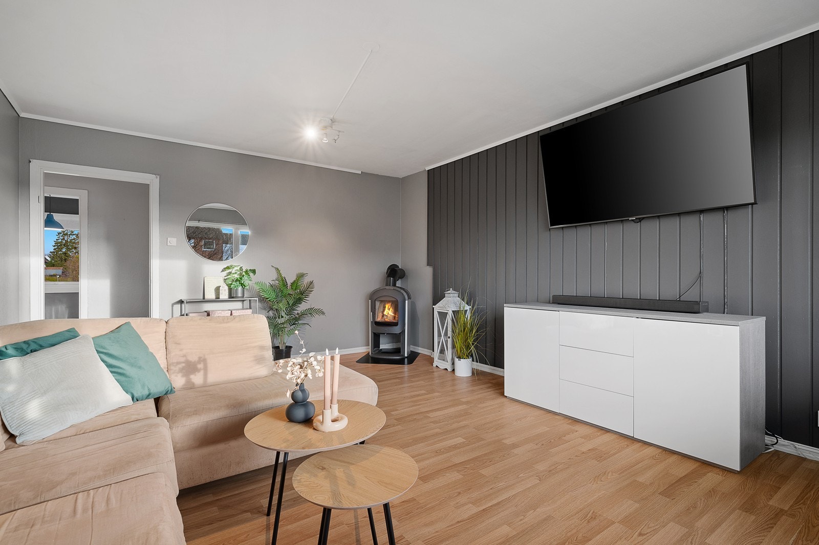 Innbydende og romslig stue med plass til sofa og spisestue. Galleribilde