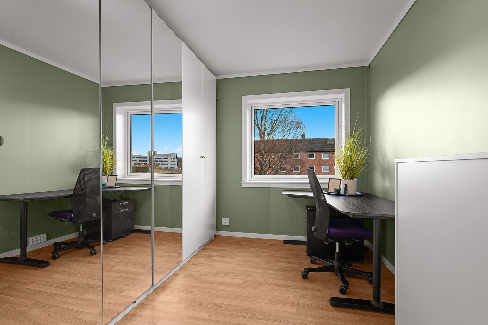 Soverom 2 har rikelig med garderobeskap og i dag innredet som kontor. Galleribilde